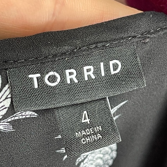 Torrid size 4 Georgette Tulip Sleeve Blouse black with white pineapple print - Picture 6 of 6